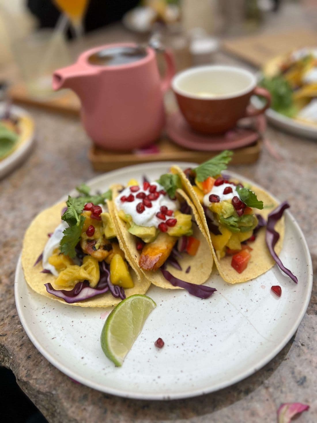 Tacos s mangovou salsou a limetkou na talíři